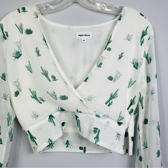 Superdown Revolve Cheyenne Crop Faux Wrap Surplus Top in White Cactus Print XS - Picture 9 of 16